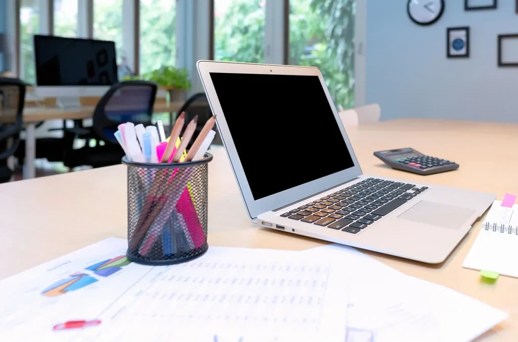 Cuánto cuesta Google Ads para una PYME: fee, inversión y CPA real 5 Portátil sobre una mesa de oficina con gráficos de rendimiento: calcular cuánto cuesta Google Ads para una PYME