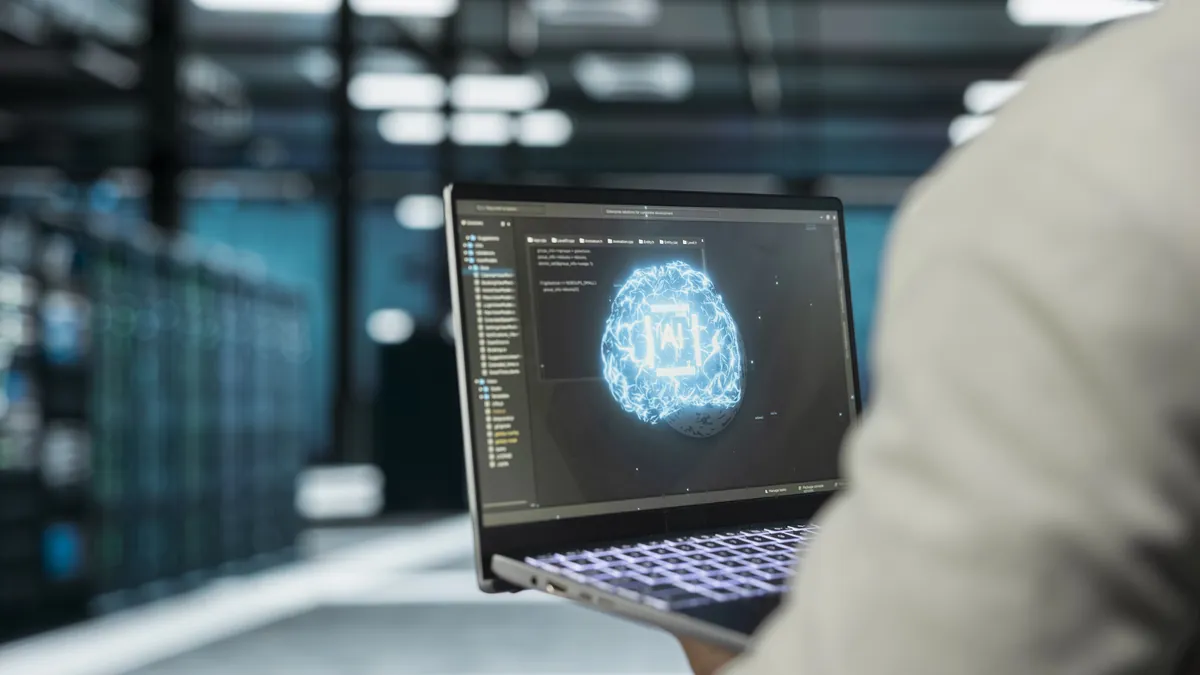 Mantenimiento WordPress: qué incluye de verdad y cuánto cuesta en 2026 2 Técnico revisando en un portátil el estado de una web en un centro de datos: mantenimiento WordPress