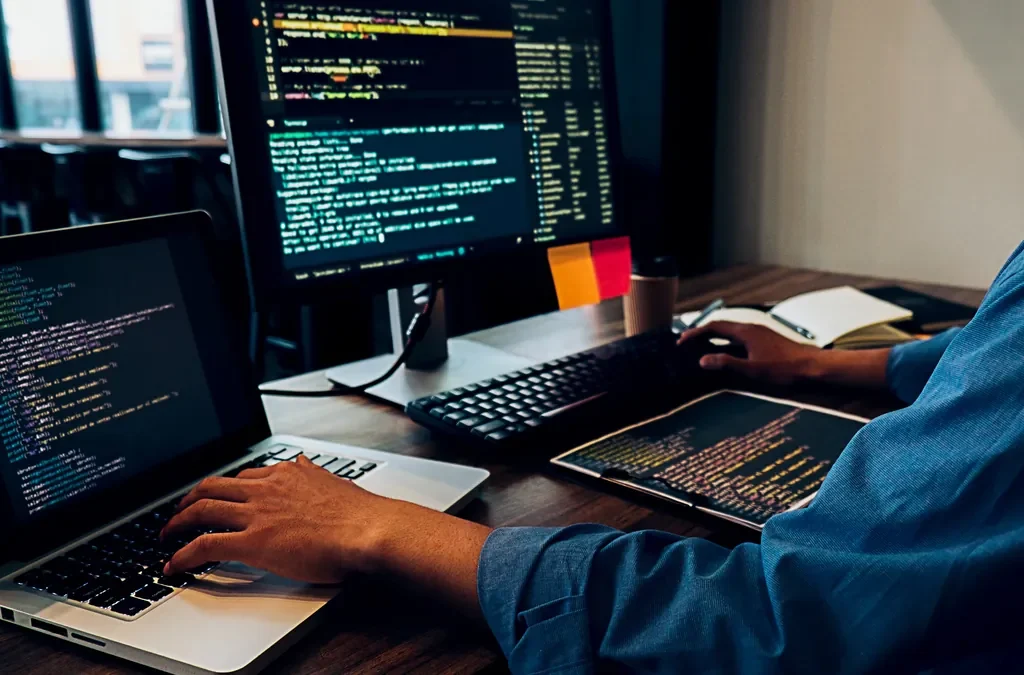 Mejores plugins de WordPress: el criterio antes que la lista 4 Programador trabajando con código en un portátil y un monitor: elegir plugins de WordPress con criterio