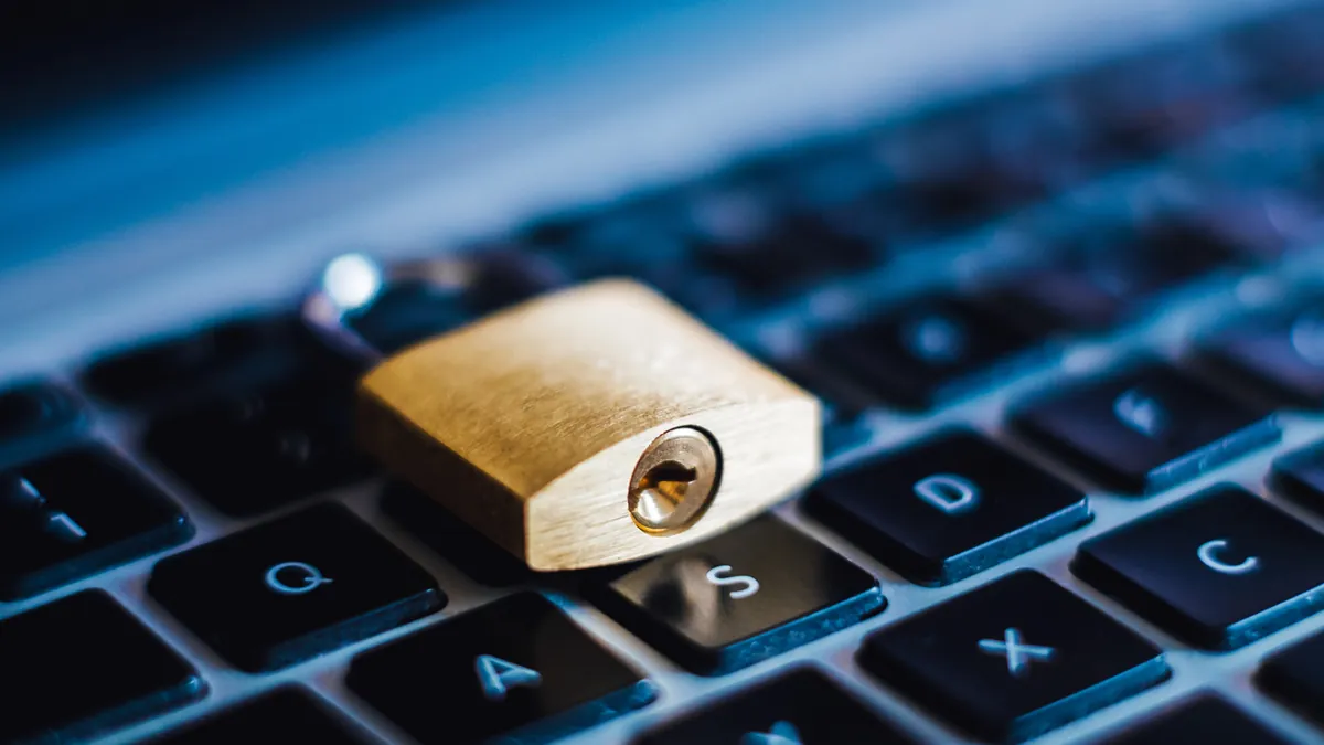 Privacidad digital: cumplir sin quedarte sin datos 2 Candado sobre el teclado de un portátil: privacidad digital, RGPD y consentimiento